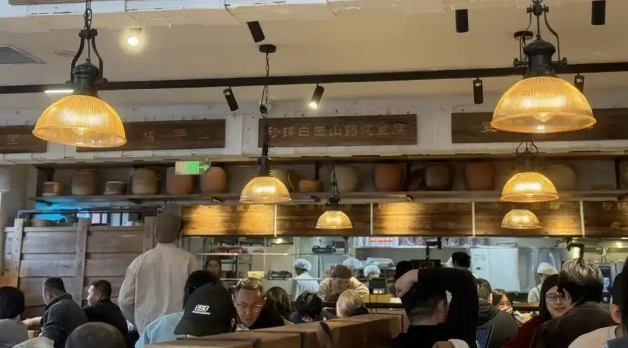 西贝关店转型引争议，新品牌“天边砂锅焖面”储值卡成焦点