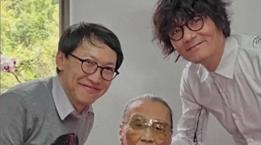 谢贤御用医生曝光生前居家照，摘墨镜眼神浑浊 早于一年前已认不出人