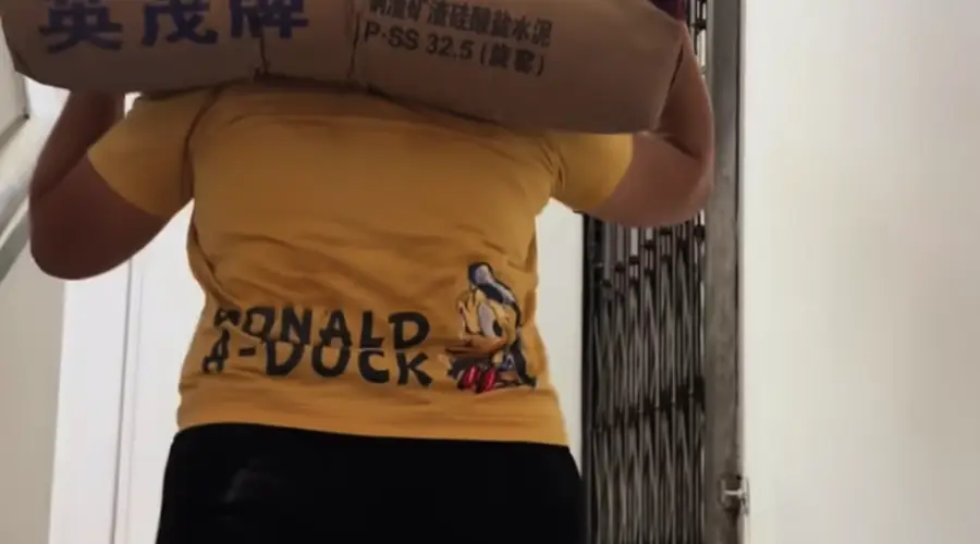 女儿高考后和妈妈扛砖赚学费事件引发关注当事人回应无团队女儿已干半月
