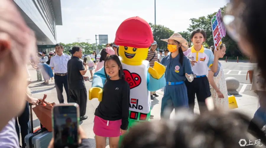 首列上海乐高乐园主题列车7月24日启程 200余名游客抵金山北站