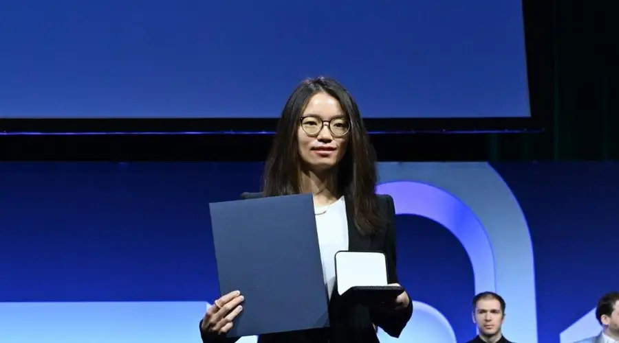 2026年菲尔兹奖揭晓 中国学者邓煜王虹首次斩获该国际数学大奖