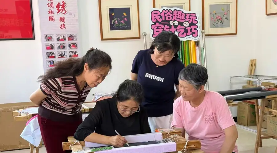 霍林郭勒谊滨社区刺绣课 邻里情在飞针走线里升温