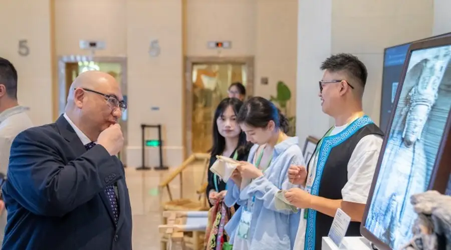 文莱部长打卡四川数字展 点单定制3D文物画