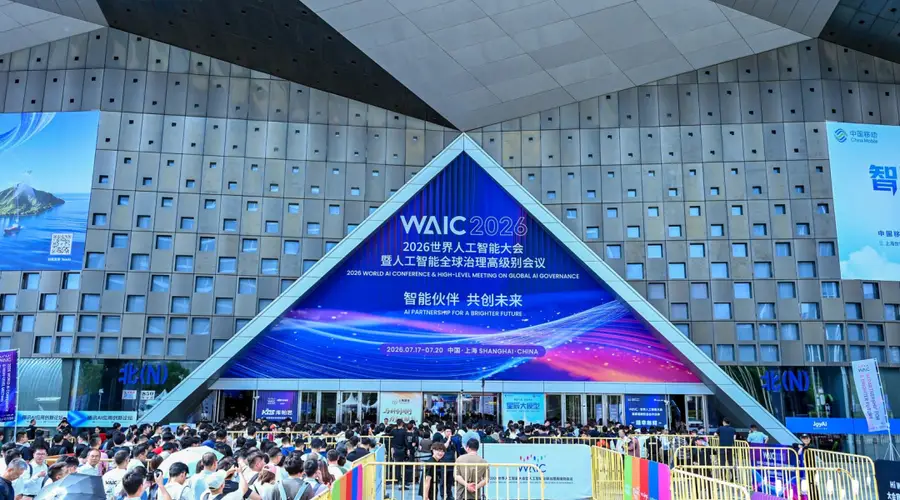 WAIC大会现求职新形式 年轻人携简历地摊式社交找AI行业岗位