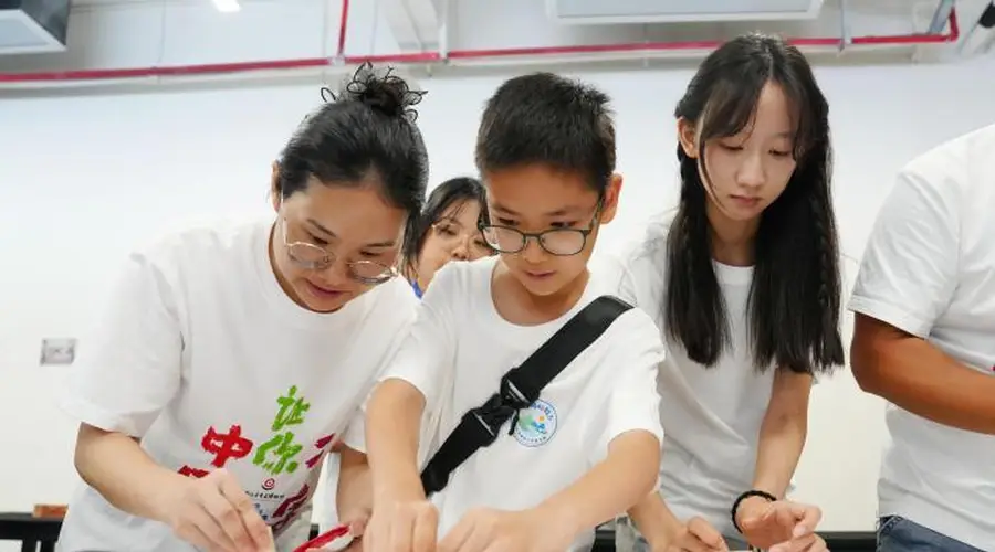 “妈妈的故乡”海外华裔青少年夏令营长沙开营 华裔青年体验篆刻拓印汉字文化
