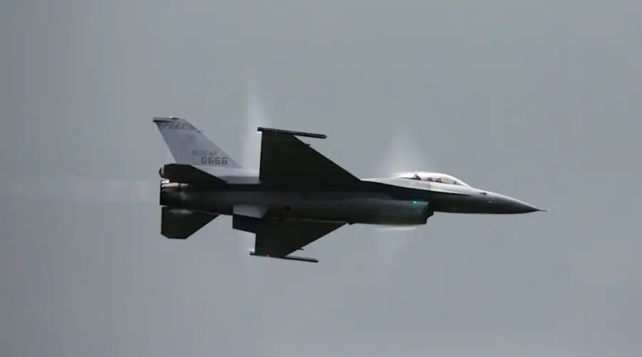 台军汉光42号演习首日出事 F-16战机降落偏离冲出跑道