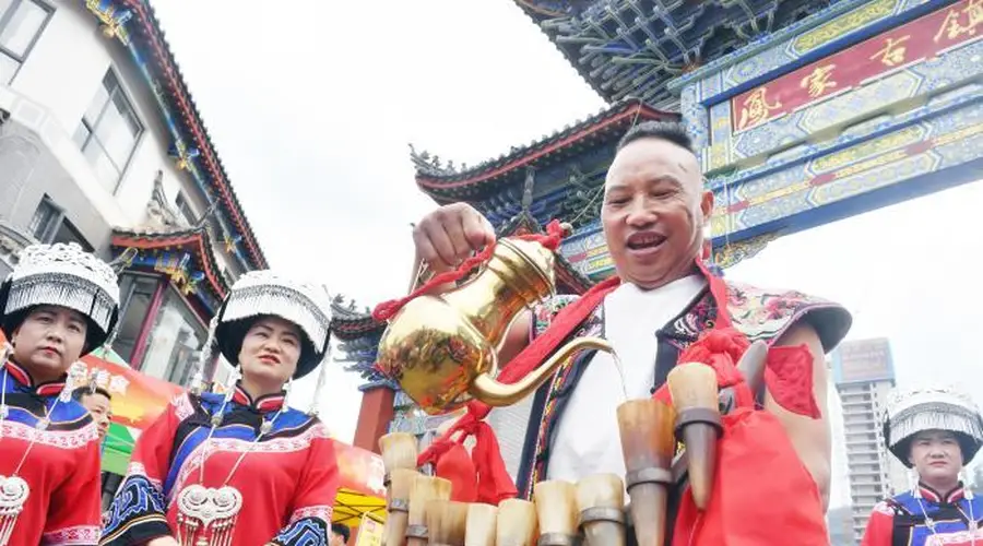 8月5日云南禄劝火把节启幕 千人同庆共享民族盛宴