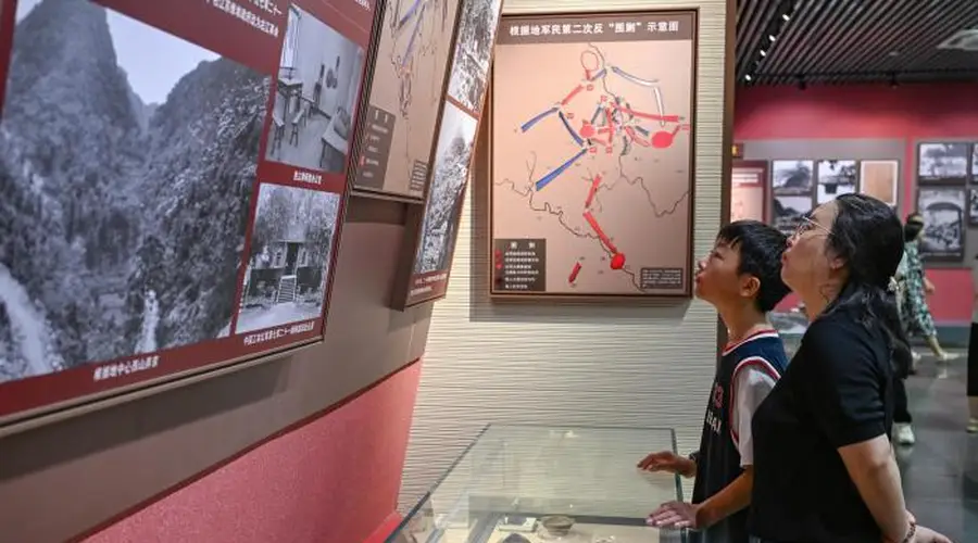 广西百色暑期红色旅游火 市民游客扎堆打卡纪念馆