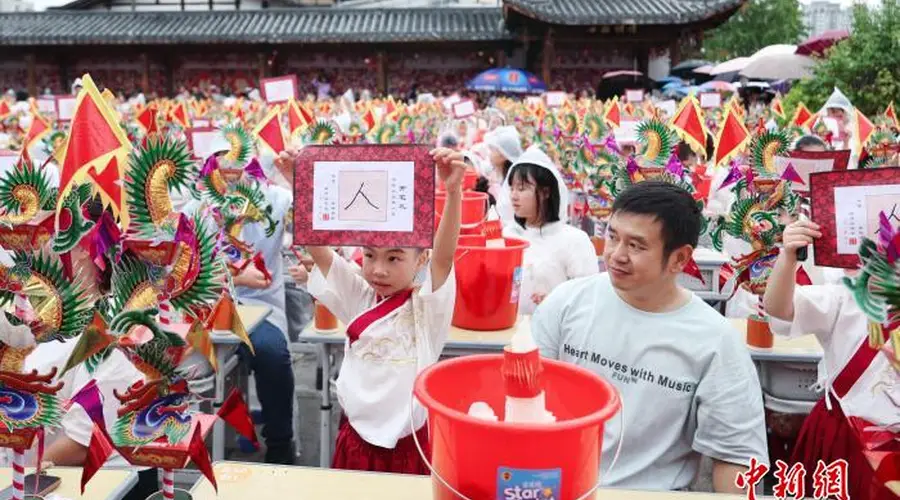 福建沙县:两百萌童开笔破蒙,古街飘起“文化宴”