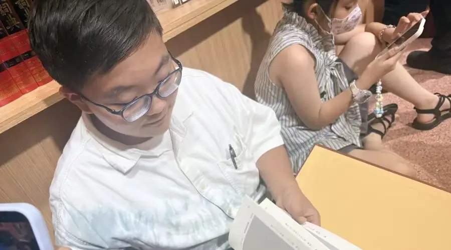 第一次独自逛书展 去年抄《敦煌学大辞典》的“小孩哥”长大了