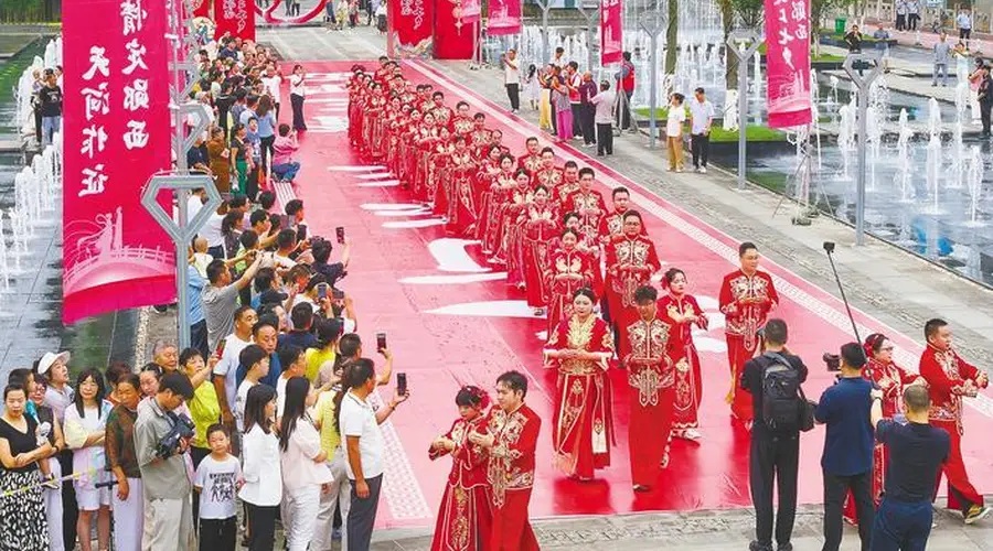 77对新人在郧西举办中式婚礼