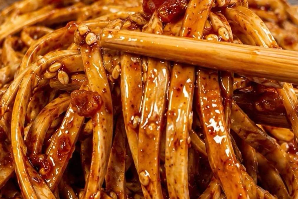 香辣孜然豆皮丝：比辣条还过瘾的家常下酒菜，一口香到停不下来！