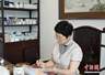 7月9日景德镇粉彩瓷绘工作现场：传承人傅长敏以匠心续古香