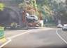 重庆鹅岭隧道口今日9时许一白色SUV腾空悬停 2人送医事故原因正查