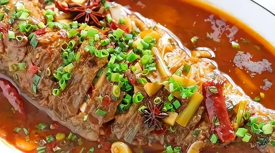 炖鱼“最去腥”的3种调料,一条鱼放3克,鱼肉鲜嫩无腥味