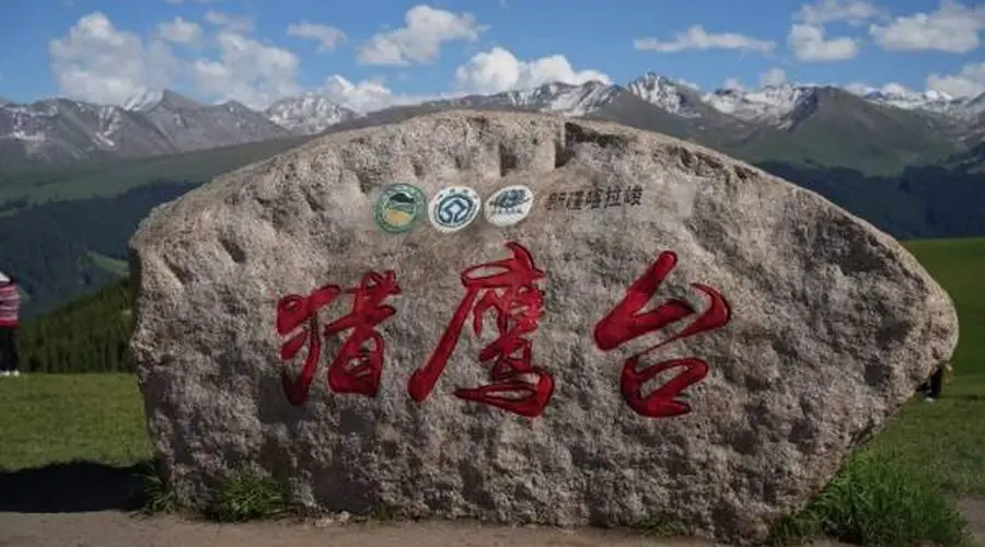 踏访伊犁河谷，在雪山与花海间寻一场四季流转的梦