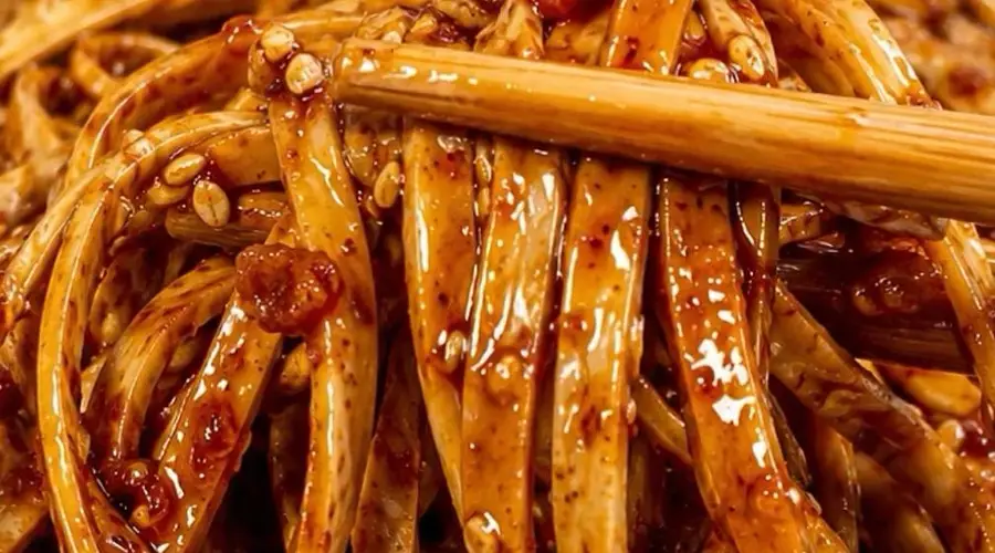 香辣孜然豆皮丝:比辣条还过瘾的家常下酒菜,一口香到停不下来!