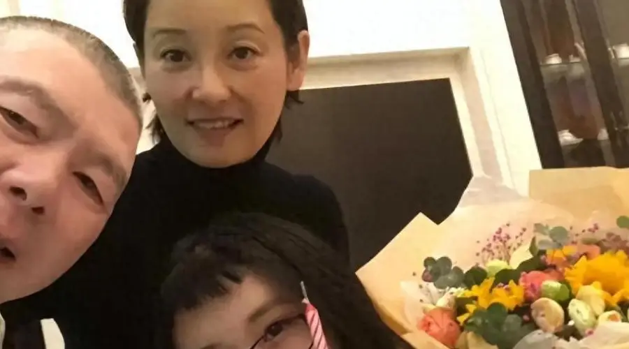 58岁猛然回春的徐帆，亲手撕碎冯小刚体面，养女长相只是冰山一角
