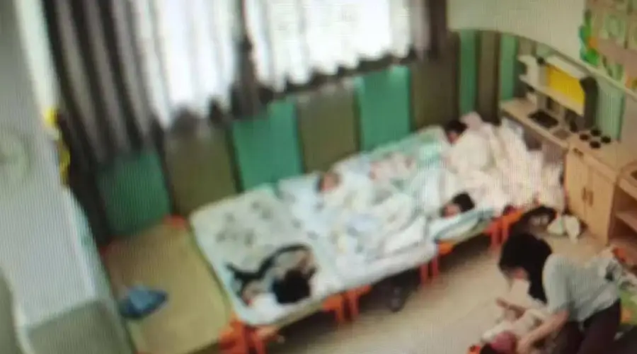 上海16个月大幼儿遭老师虐待29分钟，家长：涉事老师至今未露面