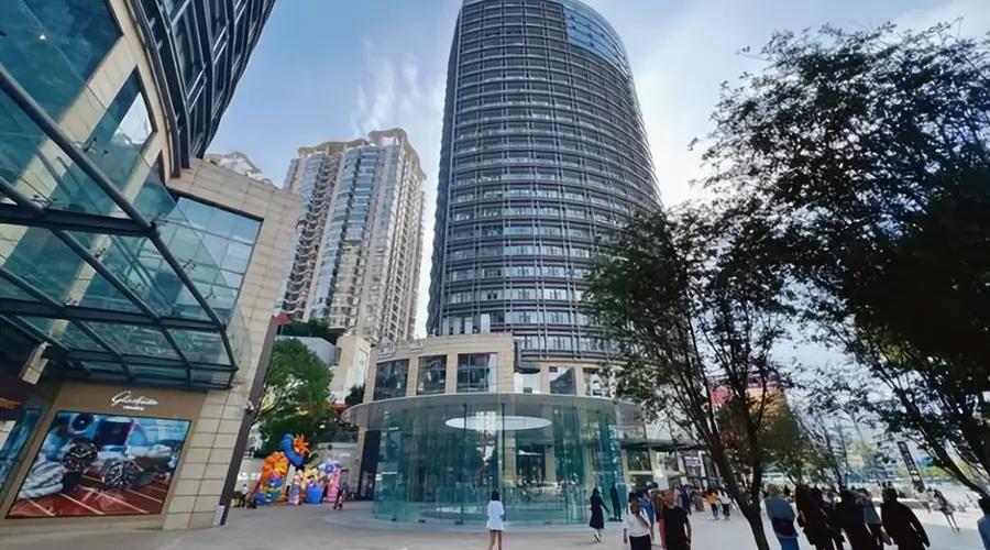 云南昆明营业额最高的商场，地理位置优越，还有苹果直营专卖店