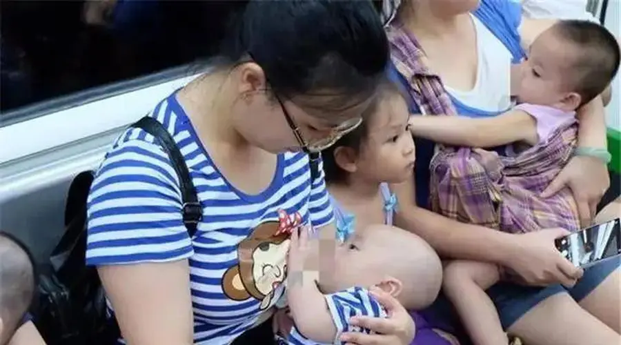 新手妈妈地铁喂奶被指责不礼貌,大妈霸气回怼引网友怒赞
