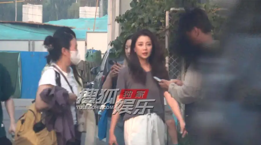 殷桃杂志拍摄收工 展现轻松体态与时尚穿搭