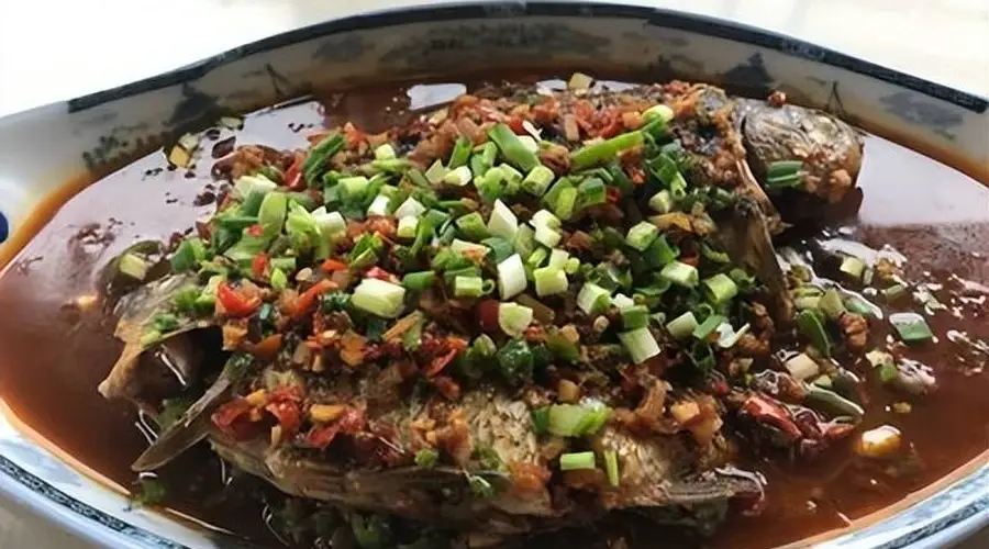 广丰豌豆烧鲫鱼：饶帮赣菜的鲜香酥软之味