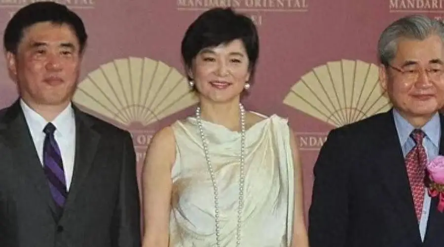 林青霞超短发配白裙显年轻 高级阔太范儿十足