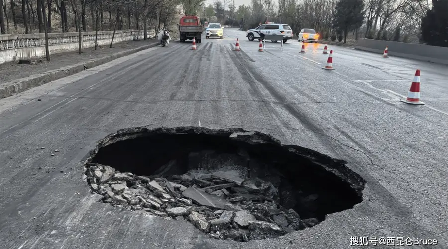 山西运城路面塌陷处挖出古战场遗骸 文物专家已介入