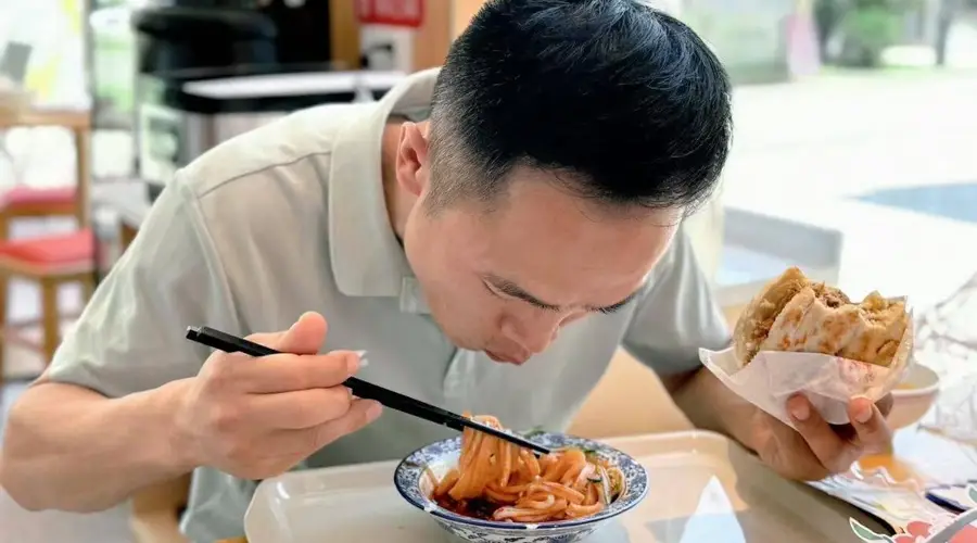 肉夹馍不同状态口感咋变？现吃打包带回家口感差异大