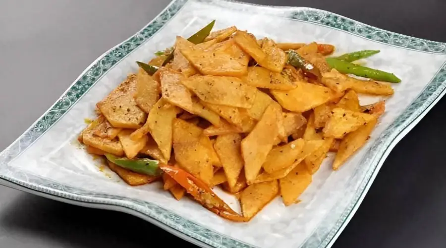 土豆别老炖肉了，换个做法，不油炸不费事，比路边摊烧烤还解馋