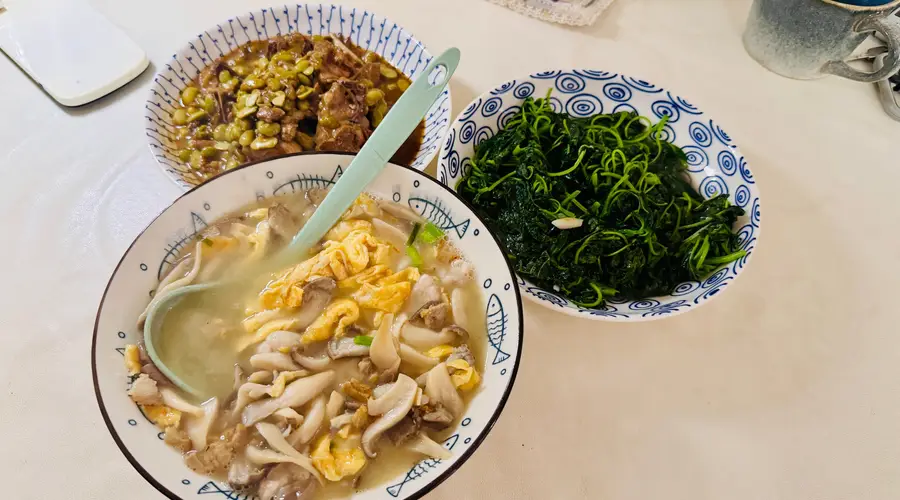 午间家常两菜一汤 平凡饭菜暖人心