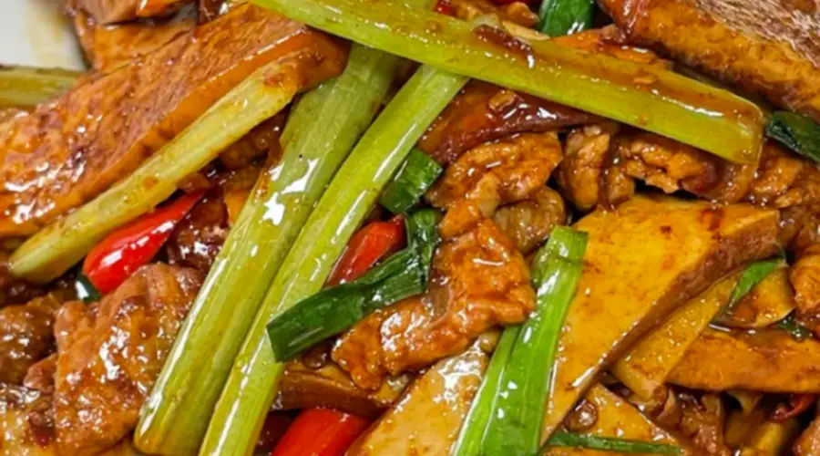 香干先煸芹菜快炒,一盘皖式小炒盛满家常清鲜滋味