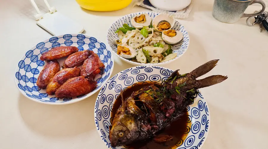 午餐烧了鱼，炒了藕，还烤了鸡翅