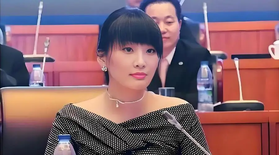 香港判决10天后，杜建英终于坐不住了，联合儿子公开对决宗馥莉？