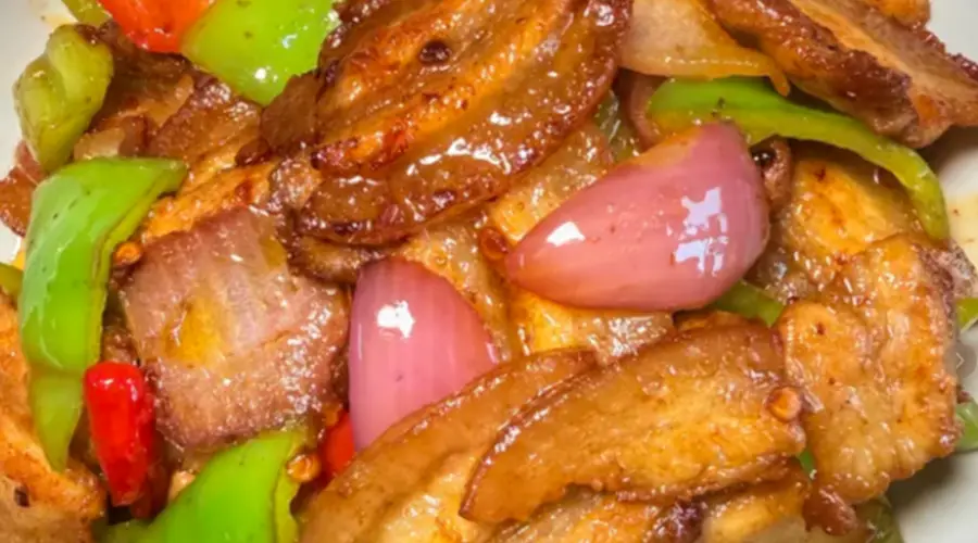 回锅肉川菜经典做法 小火炒出灯盏窝卷边