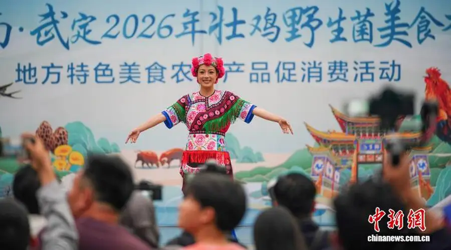 彝乡风情亮相昆明街头