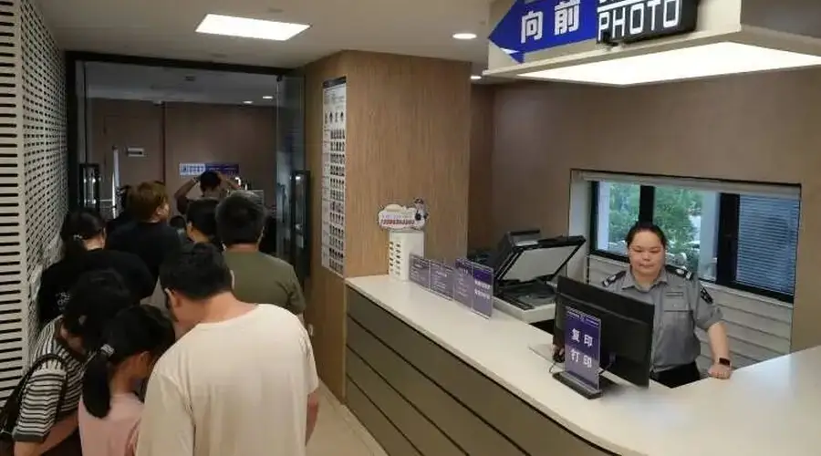 办身份证和出入境证件一站搞定!上海公安出入境开设夜间专场,暑期出去旅游更方便了