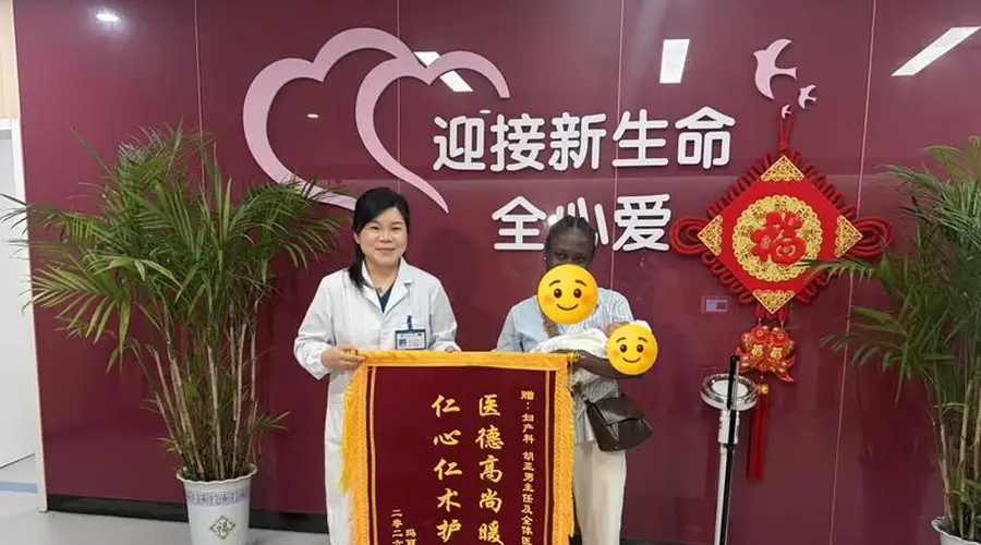 “熊猫血”外籍宝妈在竹溪平安产女,出院送锦旗:医生护士像我的家人