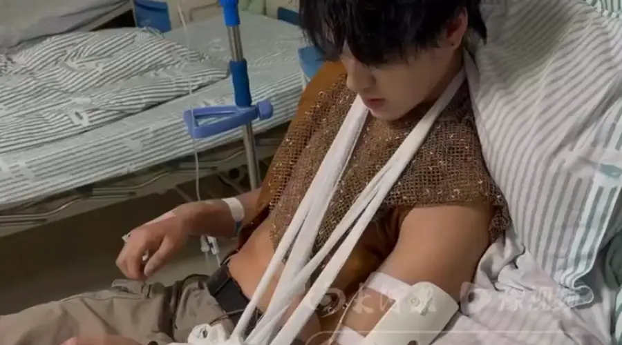 一景区NPC与游客互动被掰断手臂:对方提出掰手腕,突然发力导致其胳膊骨折并晕倒