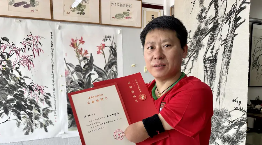 43岁无手考生今天拿到博士录取通知书:“要给残疾孩子打个样儿!”