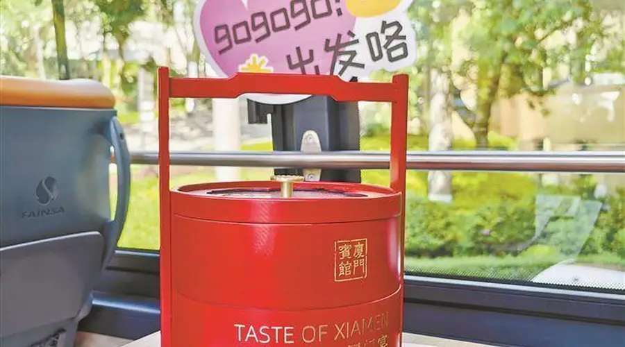 公交车上边玩边吃 厦门开通餐饮主题观光巴士