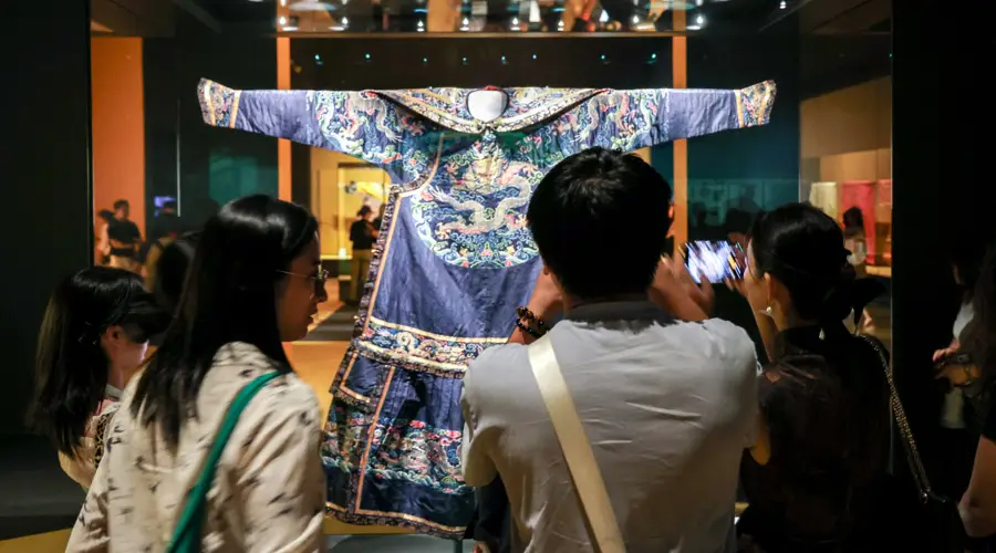 又一博物馆顶流IP抵沪:故宫织绣珍品现中式高定风华