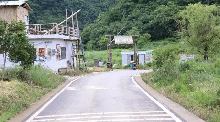 沿着公路看贵州 | X052线串景兴业，铺就美丽乡村振兴路