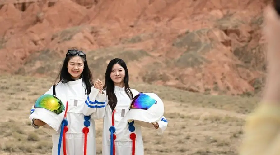 外星谷地质公园“星际漫游”引游客感受“异星地表”