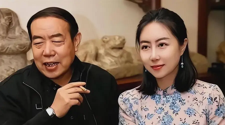 央媒点名不到24小时,贾浅浅再遭3大打击,撤销学位仅是前菜