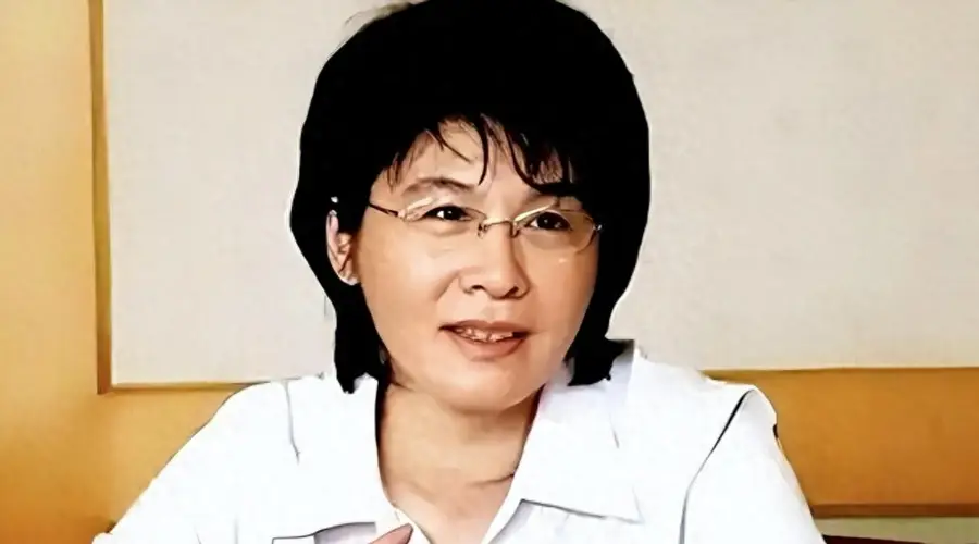 原创她是乔冠华的千金,却被继母百般刁难,连保姆也给她罪受