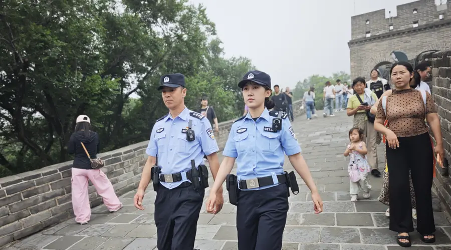 暑期客流持续攀升，北京延庆警方在八达岭长城景区内外全方位护航