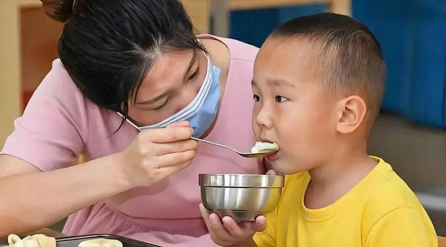 喂孩子的方式,不是越多越好,越多越伤害!