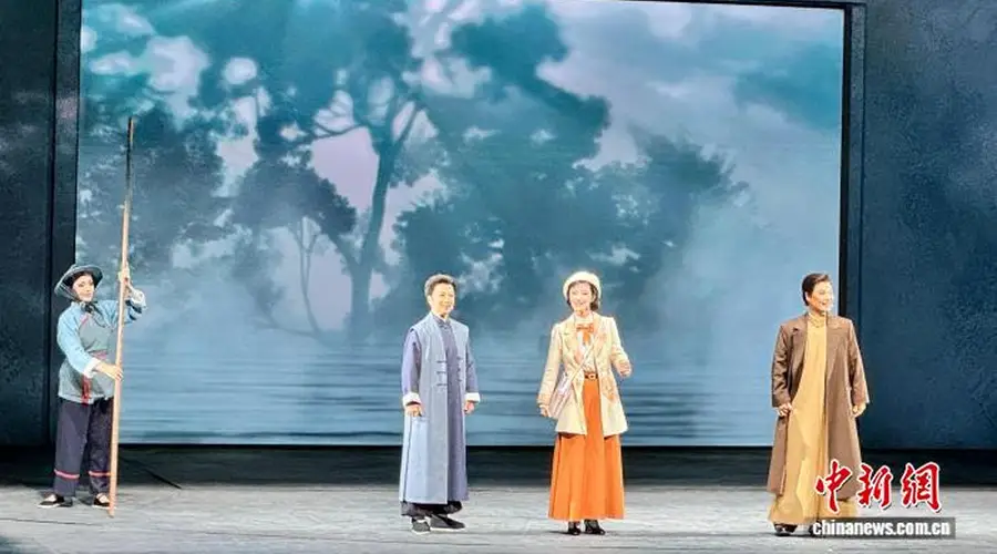 浙江杭州原创越剧现代戏《女班》首演